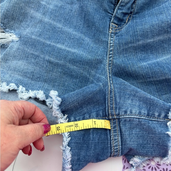 Torrid plus size 26 women’s raw edge distressed denim shorts very good condition - Picture 11 of 11